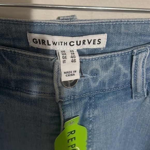 Girl With Curves - Picture 2 of 3